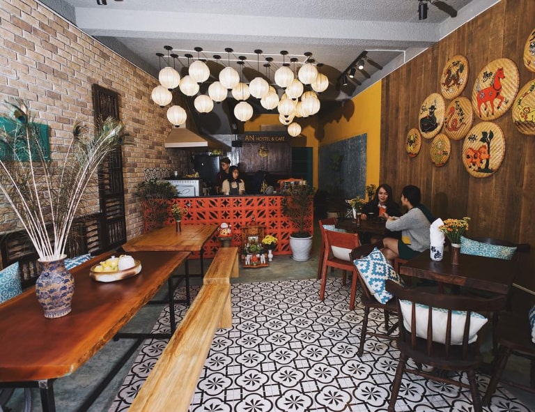 Gạch Ốp Lát Cho Quán Cafe – Gợi Ý Chất Liệu, Màu Sắc Và Cách Phối