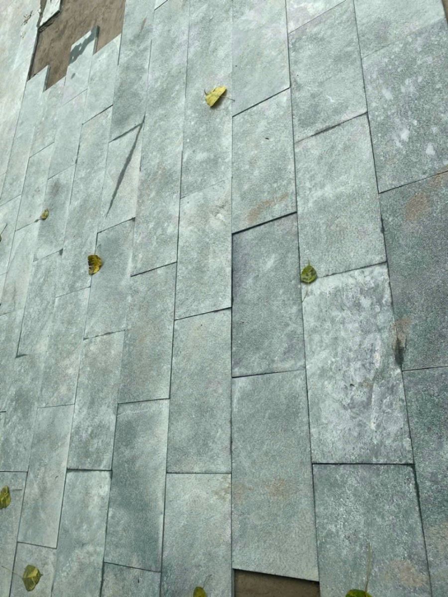 đá xanh rêu băm mặt dùng cho khu vực sân xe